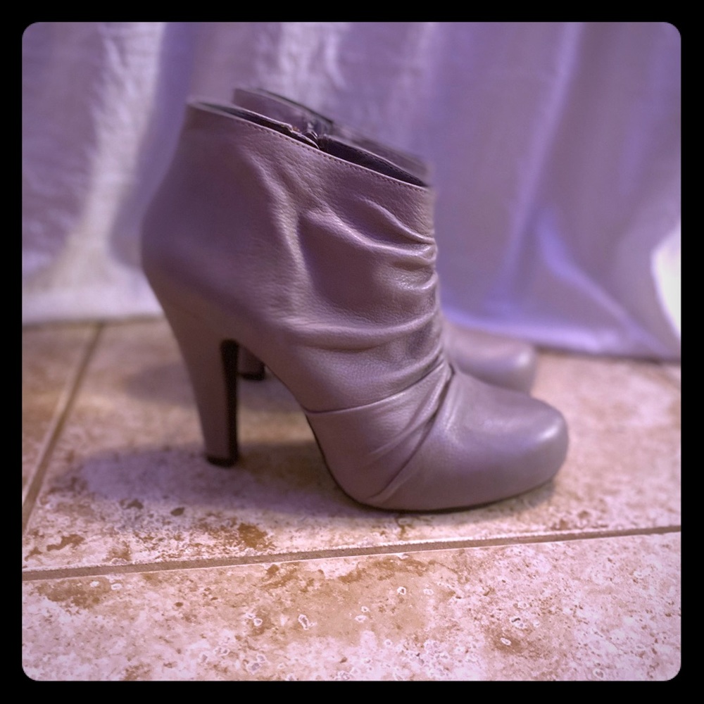Gianni Bini gray booties size 8